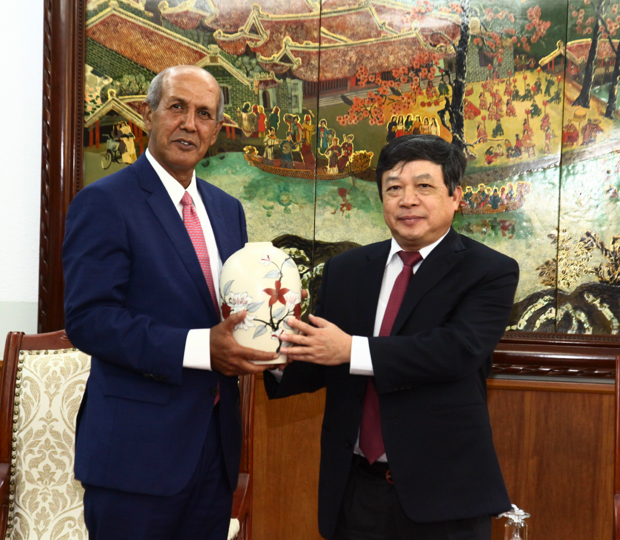 Thứ trưởng Bộ VHTTDL Đoàn Văn Việt tặng quà cho ngài Hasan Kleib - Phó Tổng Giám đốc WIPO